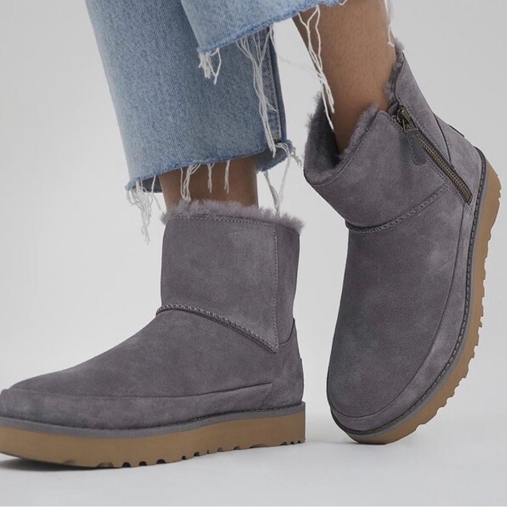 NWOT UGG Classic Mini Zip Boot